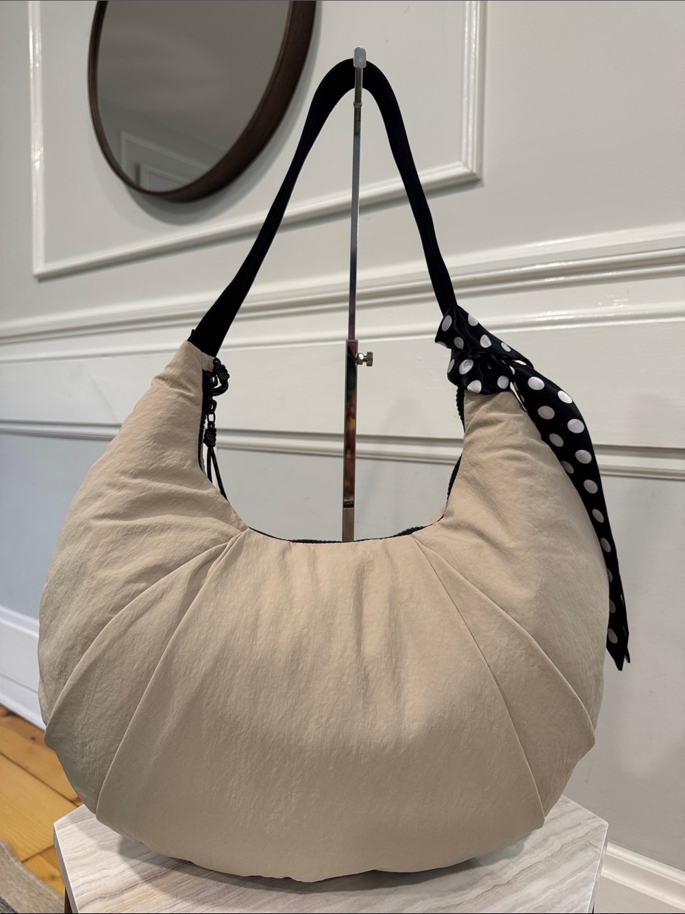 lululemon athletica Bag Beige Pleated Shoulder Bag 10L with Black Trim - Picture 8 of 17
